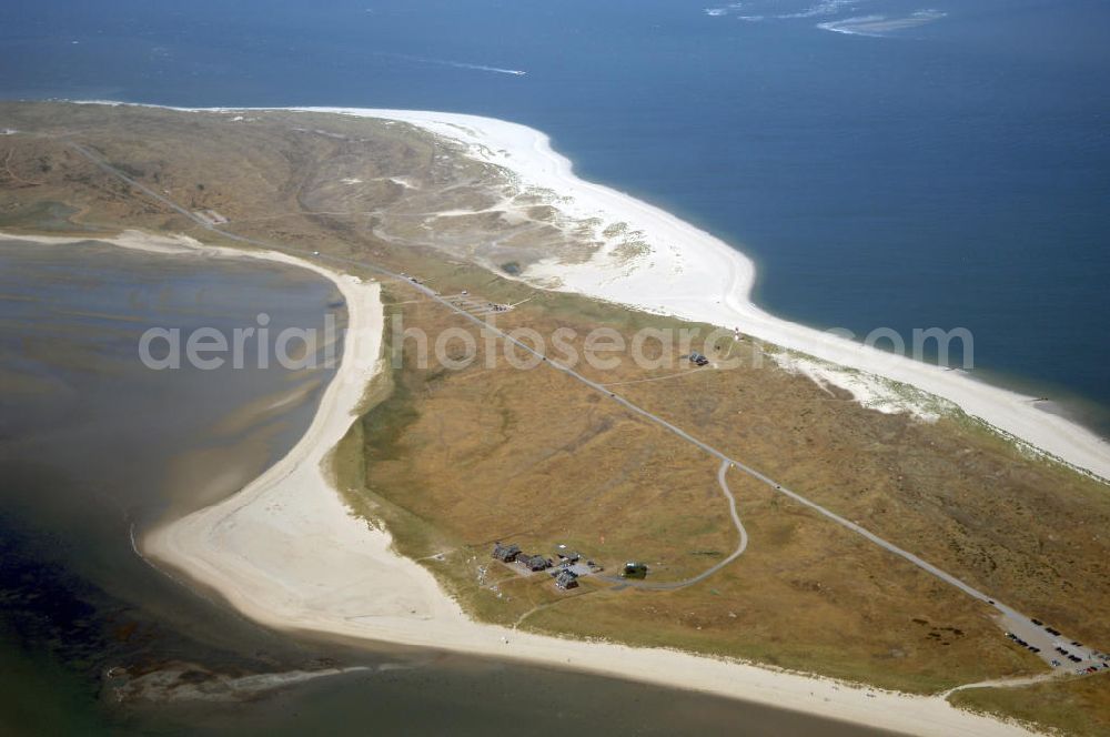 Insel Sylt from above - Der Ellenbogen, der als 330 bis 1200 Meter schmale und langgestreckte Halbinsel in die Nordsee ragt, befindet sich nördlich von List, der nördlichsten Ortschaft in Deutschland. Über eine Privatstraße, die als Sackgasse am 27,9 m hohen Ellenbogenberg beginnt, kann man gegen Zahlung einer Maut für motorisierte Fahrzeugen und Radfahrer bis zum Parkplatz östlich des Leuchtturms List Ost auf dem Ostellenbogen vordringen, um von dort die Ellenbogenspitze („Alembögspünt“) zu erreichen.