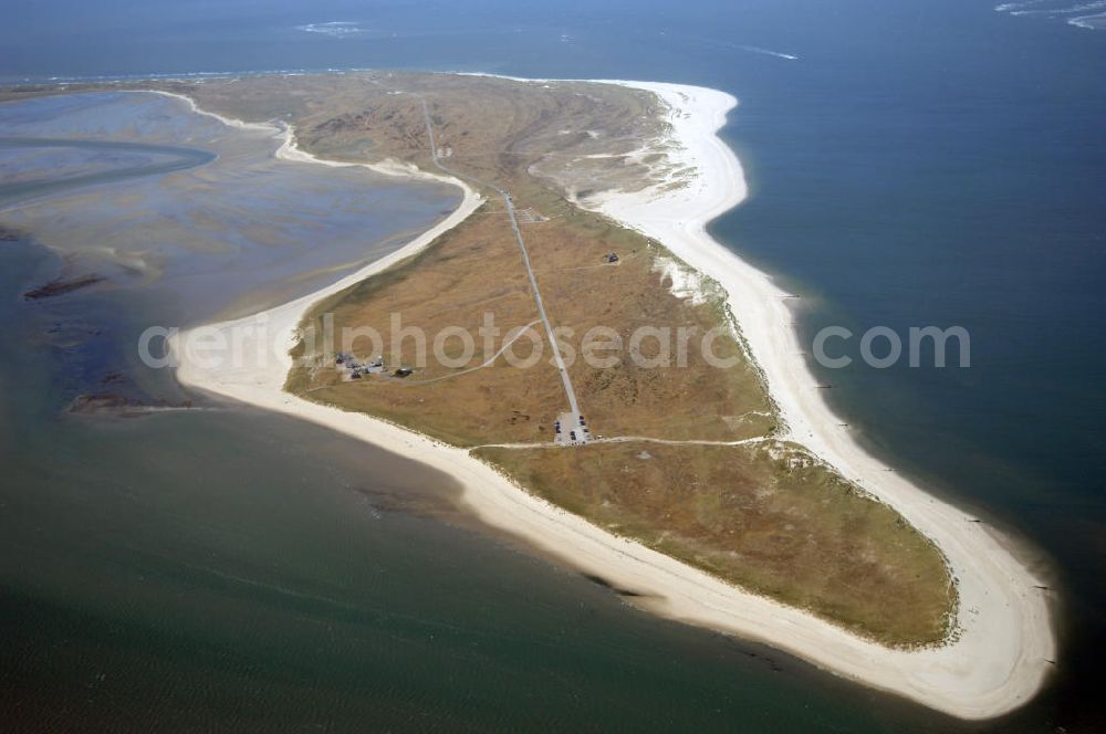 Insel Sylt from the bird's eye view: Der Ellenbogen, der als 330 bis 1200 Meter schmale und langgestreckte Halbinsel in die Nordsee ragt, befindet sich nördlich von List, der nördlichsten Ortschaft in Deutschland. Über eine Privatstraße, die als Sackgasse am 27,9 m hohen Ellenbogenberg beginnt, kann man gegen Zahlung einer Maut für motorisierte Fahrzeugen und Radfahrer bis zum Parkplatz östlich des Leuchtturms List Ost auf dem Ostellenbogen vordringen, um von dort die Ellenbogenspitze („Alembögspünt“) zu erreichen.