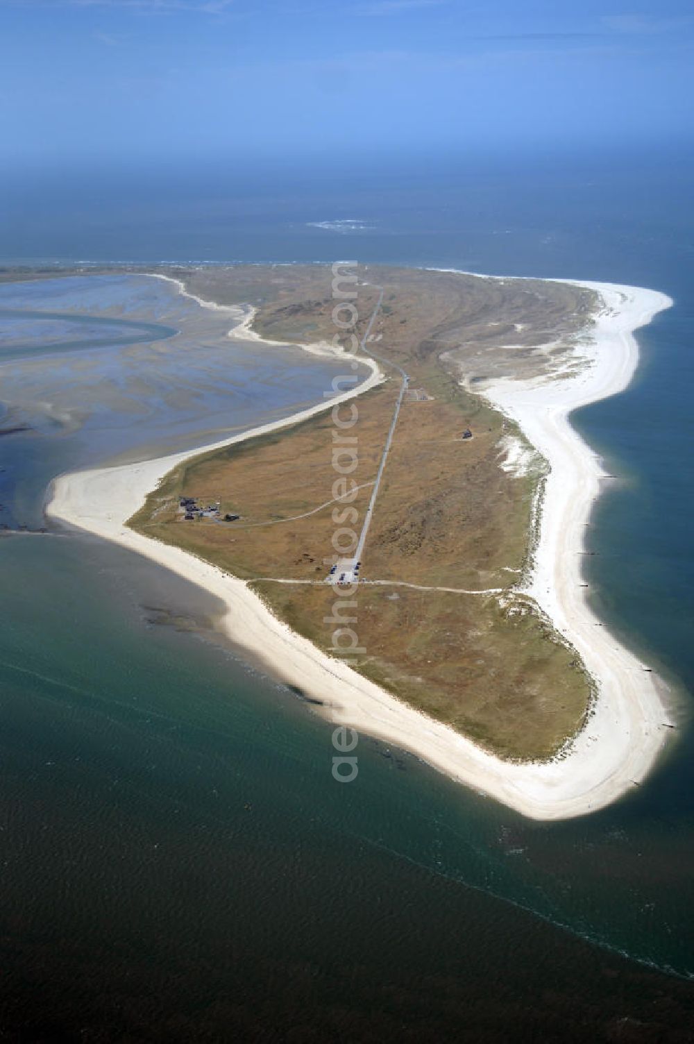 Aerial image Insel Sylt - Der Ellenbogen, der als 330 bis 1200 Meter schmale und langgestreckte Halbinsel in die Nordsee ragt, befindet sich nördlich von List, der nördlichsten Ortschaft in Deutschland. Über eine Privatstraße, die als Sackgasse am 27,9 m hohen Ellenbogenberg beginnt, kann man gegen Zahlung einer Maut für motorisierte Fahrzeugen und Radfahrer bis zum Parkplatz östlich des Leuchtturms List Ost auf dem Ostellenbogen vordringen, um von dort die Ellenbogenspitze („Alembögspünt“) zu erreichen.