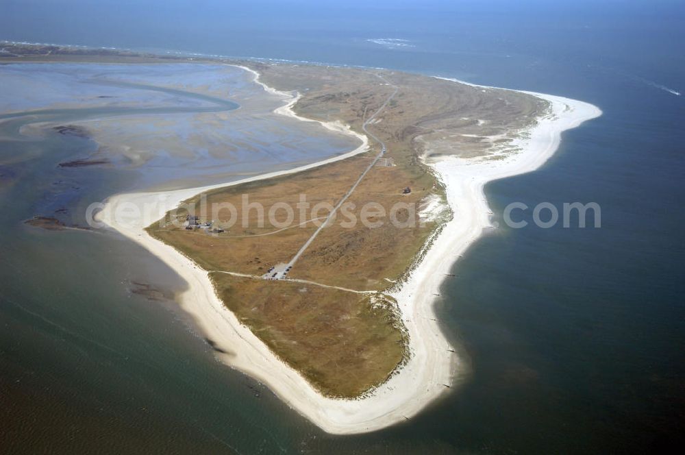 Aerial photograph Insel Sylt - Der Ellenbogen, der als 330 bis 1200 Meter schmale und langgestreckte Halbinsel in die Nordsee ragt, befindet sich nördlich von List, der nördlichsten Ortschaft in Deutschland. Über eine Privatstraße, die als Sackgasse am 27,9 m hohen Ellenbogenberg beginnt, kann man gegen Zahlung einer Maut für motorisierte Fahrzeugen und Radfahrer bis zum Parkplatz östlich des Leuchtturms List Ost auf dem Ostellenbogen vordringen, um von dort die Ellenbogenspitze („Alembögspünt“) zu erreichen.