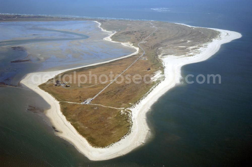 Insel Sylt from above - Der Ellenbogen, der als 330 bis 1200 Meter schmale und langgestreckte Halbinsel in die Nordsee ragt, befindet sich nördlich von List, der nördlichsten Ortschaft in Deutschland. Über eine Privatstraße, die als Sackgasse am 27,9 m hohen Ellenbogenberg beginnt, kann man gegen Zahlung einer Maut für motorisierte Fahrzeugen und Radfahrer bis zum Parkplatz östlich des Leuchtturms List Ost auf dem Ostellenbogen vordringen, um von dort die Ellenbogenspitze („Alembögspünt“) zu erreichen.