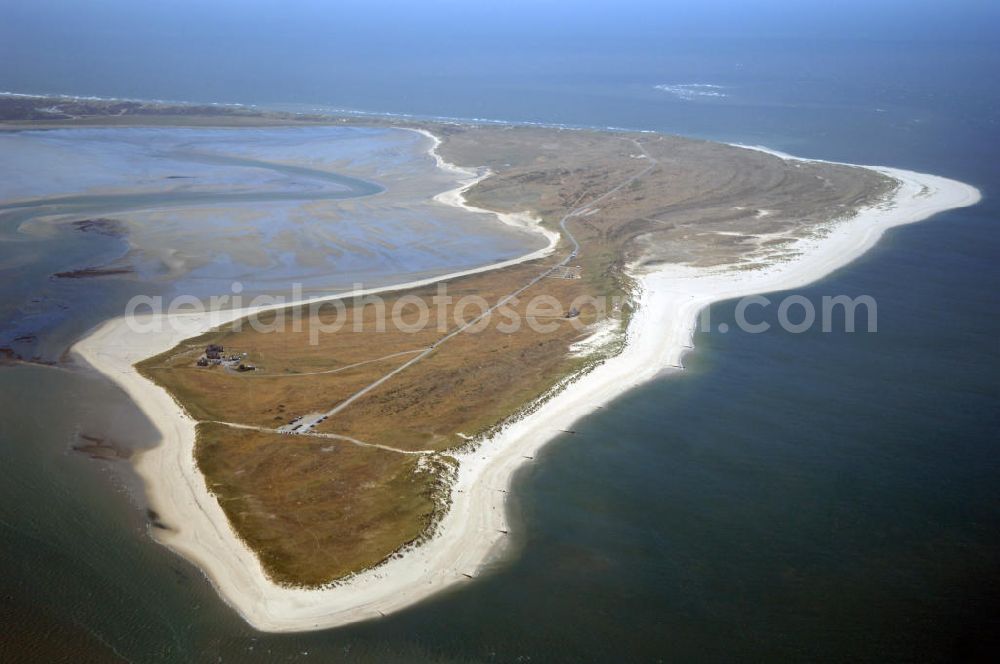 Insel Sylt from the bird's eye view: Der Ellenbogen, der als 330 bis 1200 Meter schmale und langgestreckte Halbinsel in die Nordsee ragt, befindet sich nördlich von List, der nördlichsten Ortschaft in Deutschland. Über eine Privatstraße, die als Sackgasse am 27,9 m hohen Ellenbogenberg beginnt, kann man gegen Zahlung einer Maut für motorisierte Fahrzeugen und Radfahrer bis zum Parkplatz östlich des Leuchtturms List Ost auf dem Ostellenbogen vordringen, um von dort die Ellenbogenspitze („Alembögspünt“) zu erreichen.