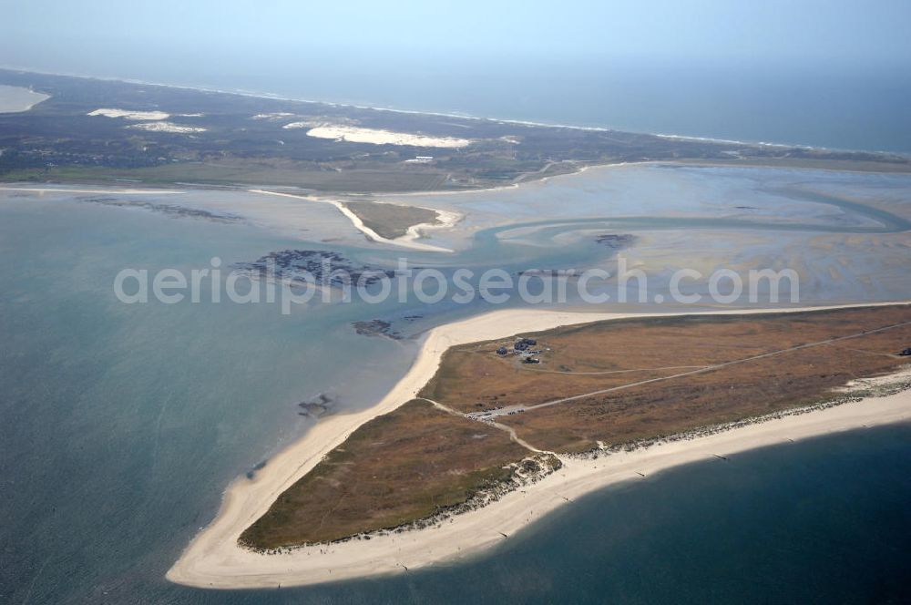 Aerial image Insel Sylt - Blick über den Ellenbogen auf das natürliche Hafenbecken Königshafen. Der Ellenbogen, der als 330 bis 1200 Meter schmale und langgestreckte Halbinsel in die Nordsee ragt, befindet sich nördlich von List, der nördlichsten Ortschaft in Deutschland. Über eine Privatstraße, die als Sackgasse am 27,9 m hohen Ellenbogenberg beginnt, kann man gegen Zahlung einer Maut für motorisierte Fahrzeugen und Radfahrer bis zum Parkplatz östlich des Leuchtturms List Ost auf dem Ostellenbogen vordringen, um von dort die Ellenbogenspitze („Alembögspünt“) zu erreichen.