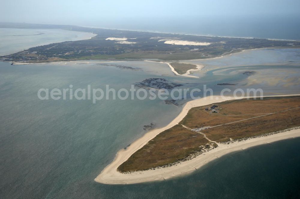 Aerial photograph Insel Sylt - Blick über den Ellenbogen auf das natürliche Hafenbecken Königshafen. Der Ellenbogen, der als 330 bis 1200 Meter schmale und langgestreckte Halbinsel in die Nordsee ragt, befindet sich nördlich von List, der nördlichsten Ortschaft in Deutschland. Über eine Privatstraße, die als Sackgasse am 27,9 m hohen Ellenbogenberg beginnt, kann man gegen Zahlung einer Maut für motorisierte Fahrzeugen und Radfahrer bis zum Parkplatz östlich des Leuchtturms List Ost auf dem Ostellenbogen vordringen, um von dort die Ellenbogenspitze („Alembögspünt“) zu erreichen.