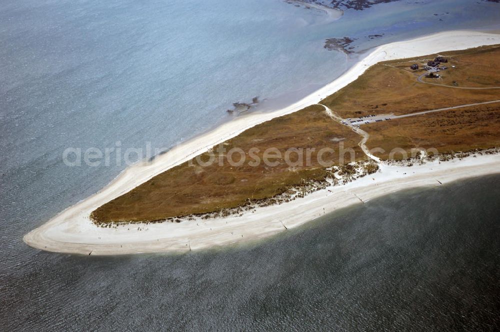 Insel Sylt from above - Der Ellenbogen, der als 330 bis 1200 Meter schmale und langgestreckte Halbinsel in die Nordsee ragt, befindet sich nördlich von List, der nördlichsten Ortschaft in Deutschland. Über eine Privatstraße, die als Sackgasse am 27,9 m hohen Ellenbogenberg beginnt, kann man gegen Zahlung einer Maut für motorisierte Fahrzeugen und Radfahrer bis zum Parkplatz östlich des Leuchtturms List Ost auf dem Ostellenbogen vordringen, um von dort die Ellenbogenspitze („Alembögspünt“) zu erreichen.