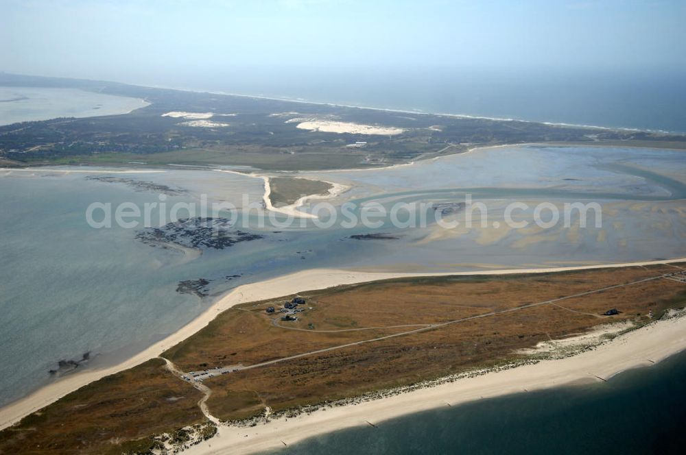 Insel Sylt from the bird's eye view: Blick über den Ellenbogen auf das natürliche Hafenbecken Königshafen. Der Ellenbogen, der als 330 bis 1200 Meter schmale und langgestreckte Halbinsel in die Nordsee ragt, befindet sich nördlich von List, der nördlichsten Ortschaft in Deutschland. Über eine Privatstraße, die als Sackgasse am 27,9 m hohen Ellenbogenberg beginnt, kann man gegen Zahlung einer Maut für motorisierte Fahrzeugen und Radfahrer bis zum Parkplatz östlich des Leuchtturms List Ost auf dem Ostellenbogen vordringen, um von dort die Ellenbogenspitze („Alembögspünt“) zu erreichen.