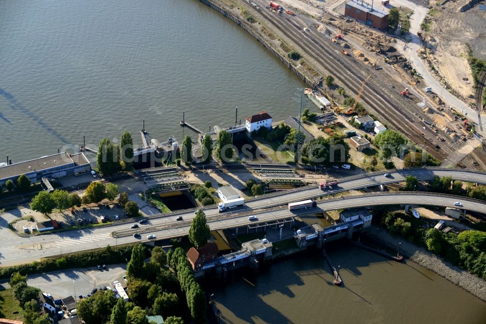 Aerial photograph Hamburg - Ellerholz sluice bridge in Hamburg-Mitte / Steinwerder. A project of the Hamburg Port Authority HPA