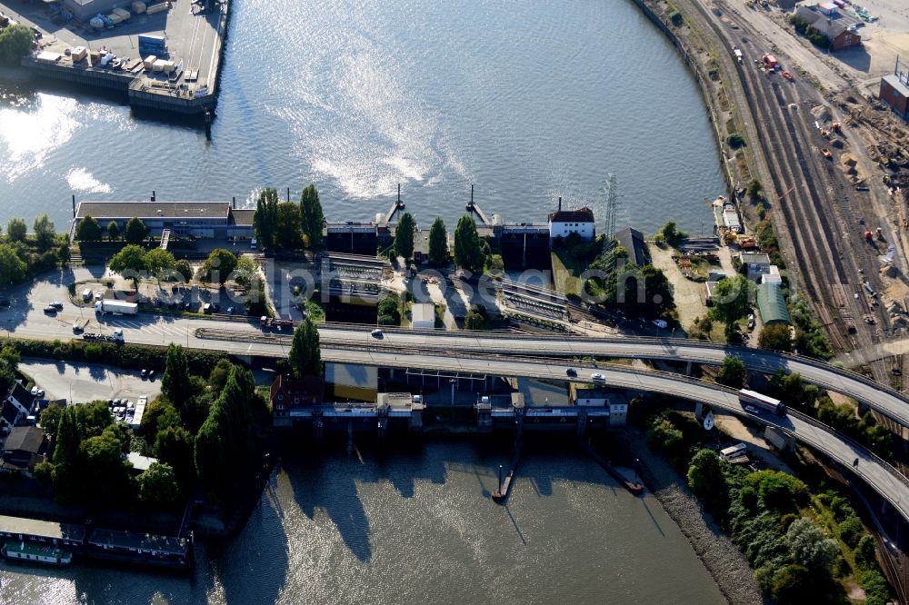 Aerial photograph Hamburg - Ellerholz sluice bridge in Hamburg-Mitte / Steinwerder. A project of the Hamburg Port Authority HPA