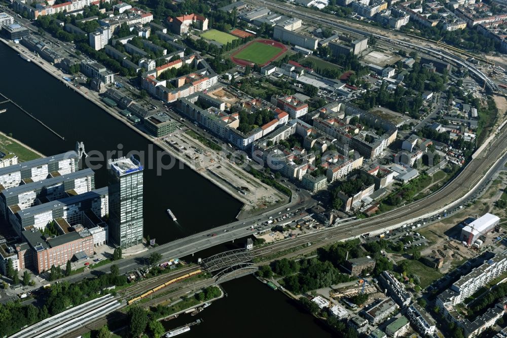 Aerial photograph Berlin - Elsenbridge over the river Spree and Treptowers highrise building of the ALLIANZ insurance and residential areas in the district Friedrichshain in Berlin