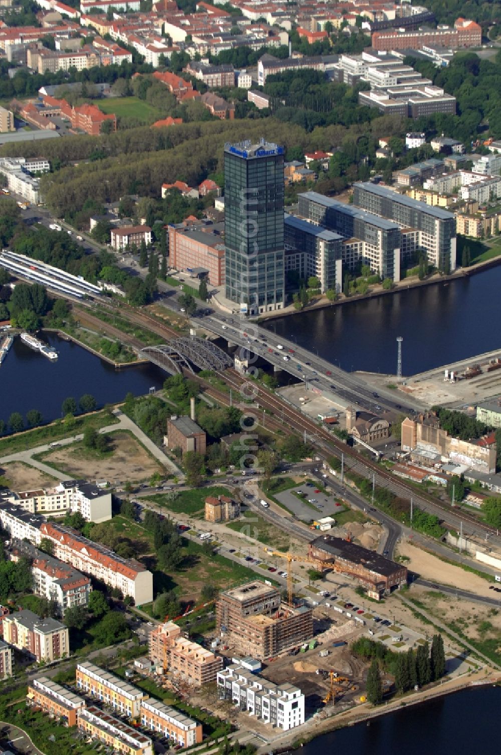 Berlin from the bird's eye view: View over the housing area at the paninsula Stralau in the district Friedrichshain with the bridges Elsenbrücke, the Ringbahnbrücke Oberspree over the Spree river and the office building Treptowers to the direction Alt-Treptow