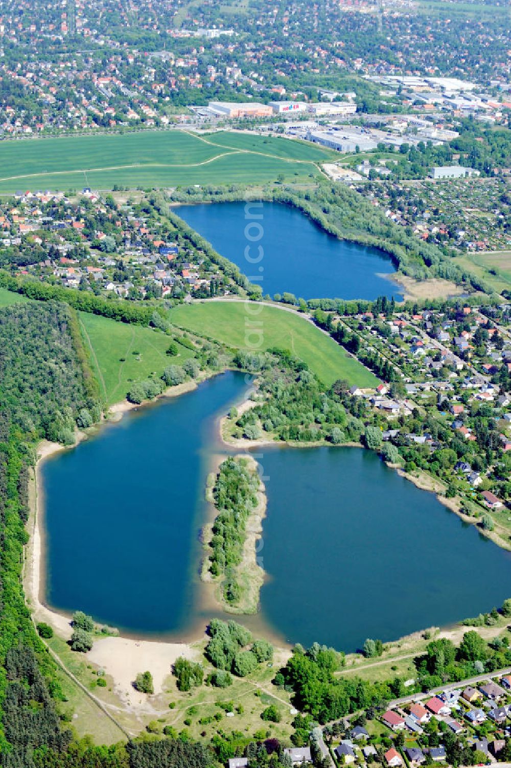 Berlin Kaulsdorf from the bird's eye view: Der Elsensee im Naturgebiet Eichenhof und der Habermannsee im Kaulsdorfer Busch sind Teil der Kaulsdorfer Seen. The lake Elsensee and Habermannsee in the district Kaulsdorf.