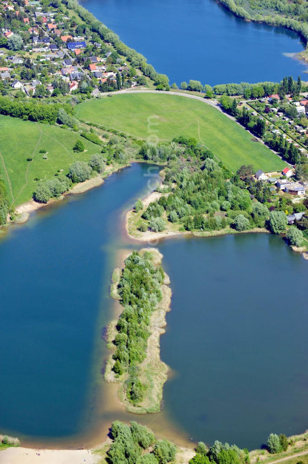 Aerial image Berlin Kaulsdorf - Der Elsensee im Naturgebiet Eichenhof und der Habermannsee im Kaulsdorfer Busch sind Teil der Kaulsdorfer Seen. The lake Elsensee and Habermannsee in the district Kaulsdorf.