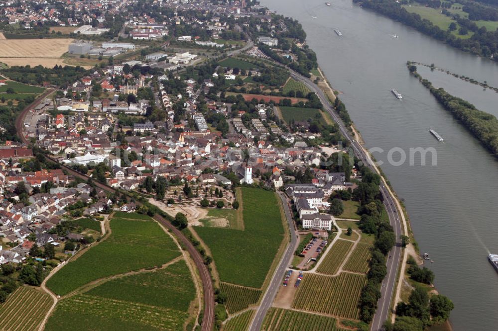 Eltville from above - Blick auf den Ortsteil Erbach in der Weinstadt Eltville im Rheingau, mit der spätgotischen St. Markus Kirche, welche Mitte des 15. Jahrhunderts erbaut wurde. View to the city district Erbach of Eltville with the gothical St. Markus Church which was built in the middle of the 15th century.