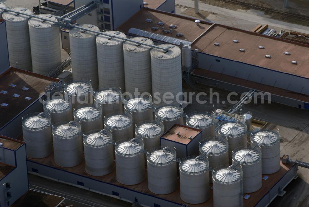 Aerial photograph Schwedt - Blick auf die Bioethanolanlage auf dem Gelände der PCK - Raffinerie in Schwedt. Im August 2005 ging die Anlage der VERBIO Ethanol Schwedt GmbH & Co. KG als europaweit erste Bioethanolanlage, die sich auf dem Gelände eines Erdölverarbeitungswerkes befindet, in Betrieb. Das Werk verarbeitet landwirtschaftliche Produkte aus dem Umland zu Kraftstoffen und liegt somit am Puls der Zeit. Umgewandelt wird vorwiegend Roggen. Kontakt: VERBIO Ethanol Schwedt GmbH & Co. KG, Passower Chaussee 111, 16303 Schwedt, Tel. +49(0)3332 26995 57, Fax +49(0)3332 26995 48, Email: info@verbio.de