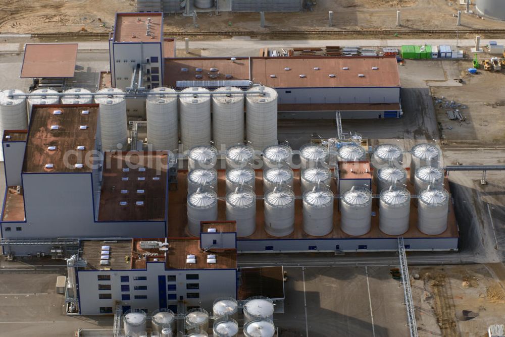 Schwedt from above - Blick auf die Bioethanolanlage auf dem Gelände der PCK - Raffinerie in Schwedt. Im August 2005 ging die Anlage der VERBIO Ethanol Schwedt GmbH & Co. KG als europaweit erste Bioethanolanlage, die sich auf dem Gelände eines Erdölverarbeitungswerkes befindet, in Betrieb. Das Werk verarbeitet landwirtschaftliche Produkte aus dem Umland zu Kraftstoffen und liegt somit am Puls der Zeit. Umgewandelt wird vorwiegend Roggen. Kontakt: VERBIO Ethanol Schwedt GmbH & Co. KG, Passower Chaussee 111, 16303 Schwedt, Tel. +49(0)3332 26995 57, Fax +49(0)3332 26995 48, Email: info@verbio.de