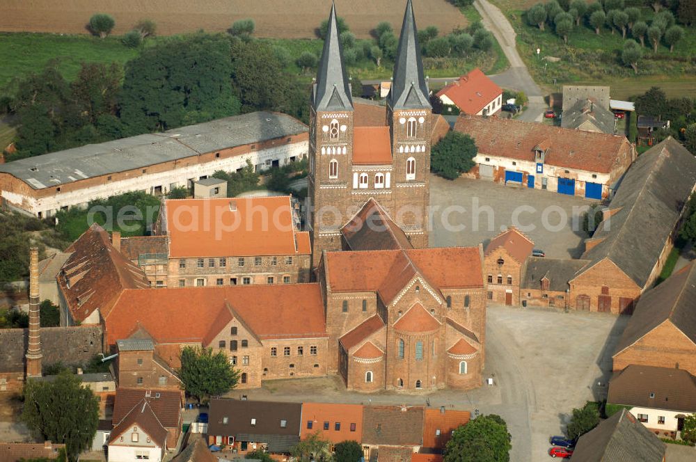 Jerichow from above - Blick auf die Klosterkirche und den Hof in Jerichow. Sie ist Teil der Straße der Romanik in Sachsen-Anhalt. Diese verbindet die Dome, Burgen, Klöster und Kirchen die in der Zeit vom 10. bis Mitte des 13. Jahrhundert entstanden, und somit ein Zeichen der Christianisierung sind. Kontakt: Stiftung Kloster Jerichow, Am Kloster 1, D-39319 Jerichow; Telefon: (039343) 285 oder 92660; Telefax: (039343) 92661; eMail: nfo@stiftung-kloster-jerichow.de