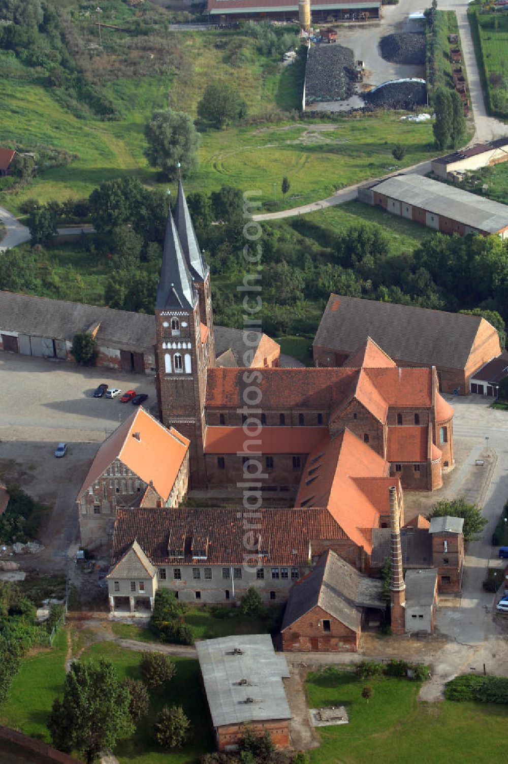 Aerial image Jerichow - Blick auf die Klosterkirche und den Hof in Jerichow. Sie ist Teil der Strasse der Romanik in Sachsen-Anhalt. Diese verbindet die Dome, Burgen, Klöster und Kirchen die in der Zeit vom 10. bis Mitte des 13. Jahrhundert entstanden, und somit ein Zeichen der Christianisierung sind. Kontakt: Stiftung Kloster Jerichow, Am Kloster 1, D-39319 Jerichow; Telefon: (039343) 285 oder 92660; Telefax: (039343) 92661; eMail: nfo@stiftung-kloster-jerichow.de