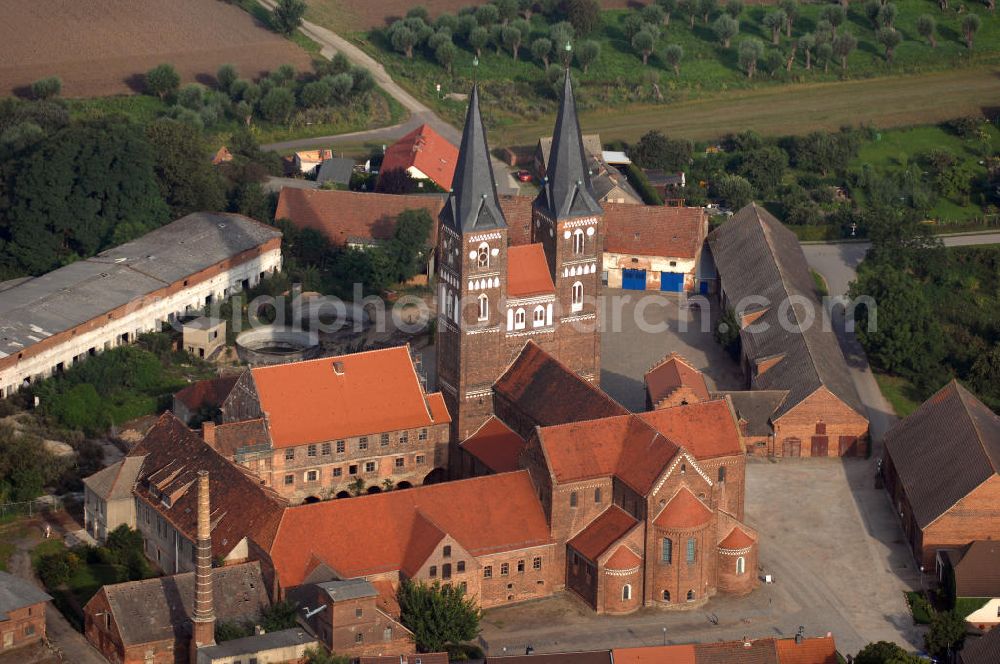 Jerichow from above - Blick auf die Klosterkirche und den Hof in Jerichow. Sie ist Teil der Strasse der Romanik in Sachsen-Anhalt. Diese verbindet die Dome, Burgen, Klöster und Kirchen die in der Zeit vom 10. bis Mitte des 13. Jahrhundert entstanden, und somit ein Zeichen der Christianisierung sind. Kontakt: Stiftung Kloster Jerichow, Am Kloster 1, D-39319 Jerichow; Telefon: (039343) 285 oder 92660; Telefax: (039343) 92661; eMail: nfo@stiftung-kloster-jerichow.de