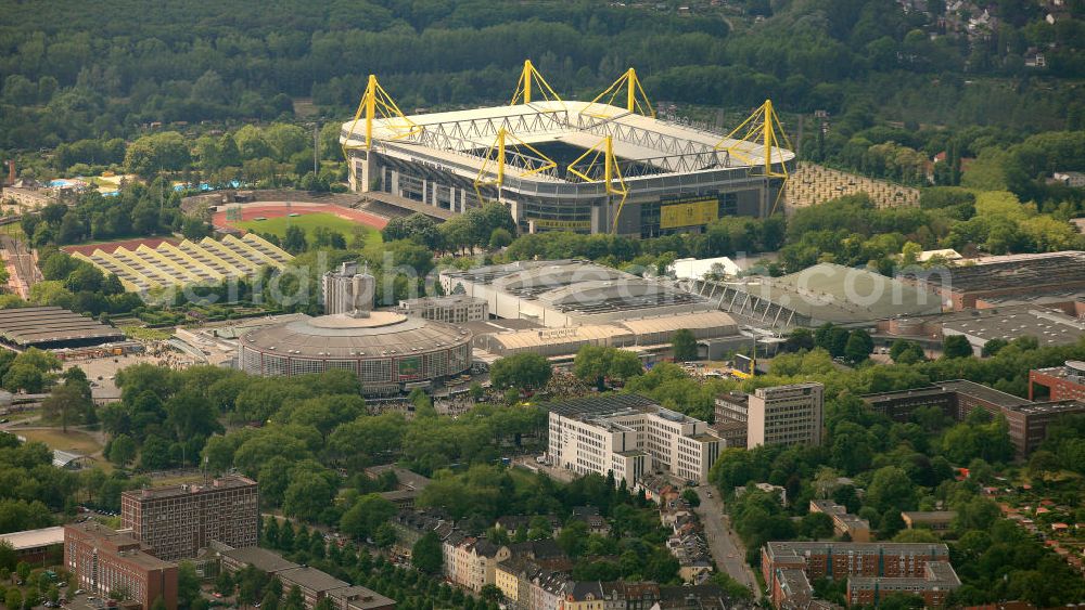 Aerial image Dortmund - Empfang / Meisterschaftsfeier für die Fußball- Mannschaft von Borussia Dortmund am Borusseum , dem Stadion Signal Iduna Park. Reception / championship celebration for the football team of Borussia Dortmund on Borusseum, the Signal Iduna Park Stadium.