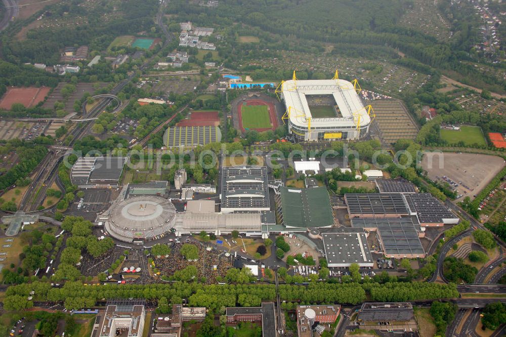 Aerial image Dortmund - Empfang / Meisterschaftsfeier für die Fußball- Mannschaft von Borussia Dortmund am Borusseum , dem Stadion Signal Iduna Park. Reception / championship celebration for the football team of Borussia Dortmund on Borusseum, the Signal Iduna Park Stadium.