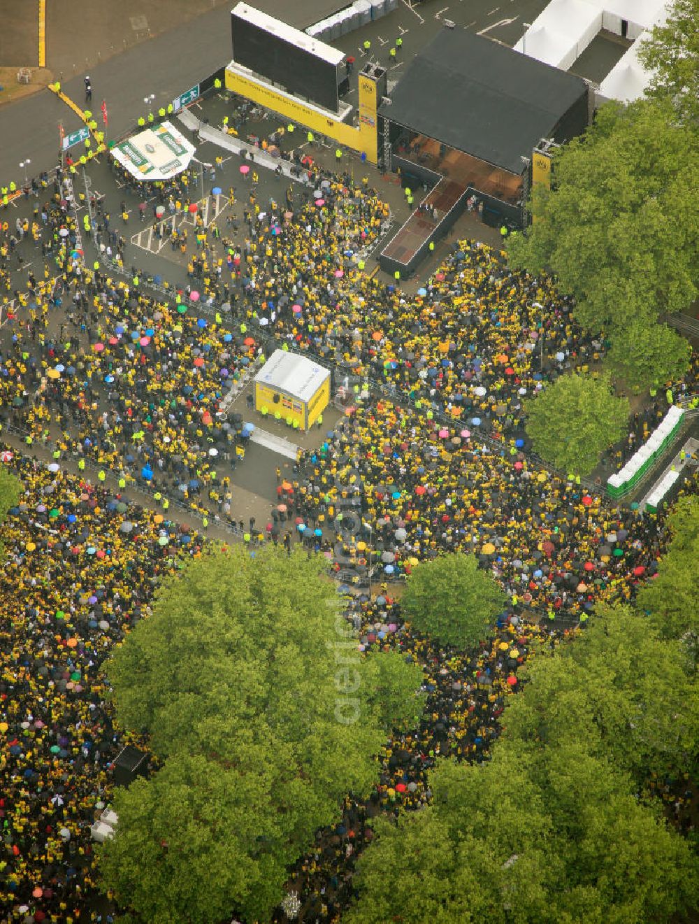 Aerial photograph Dortmund - Empfang / Meisterschaftsfeier für die Fußball- Mannschaft von Borussia Dortmund am Borusseum , dem Stadion Signal Iduna Park. Reception / championship celebration for the football team of Borussia Dortmund on Borusseum, the Signal Iduna Park Stadium.