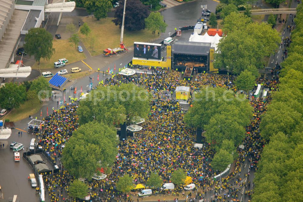 Dortmund from the bird's eye view: Empfang / Meisterschaftsfeier für die Fußball- Mannschaft von Borussia Dortmund am Borusseum , dem Stadion Signal Iduna Park. Reception / championship celebration for the football team of Borussia Dortmund on Borusseum, the Signal Iduna Park Stadium.