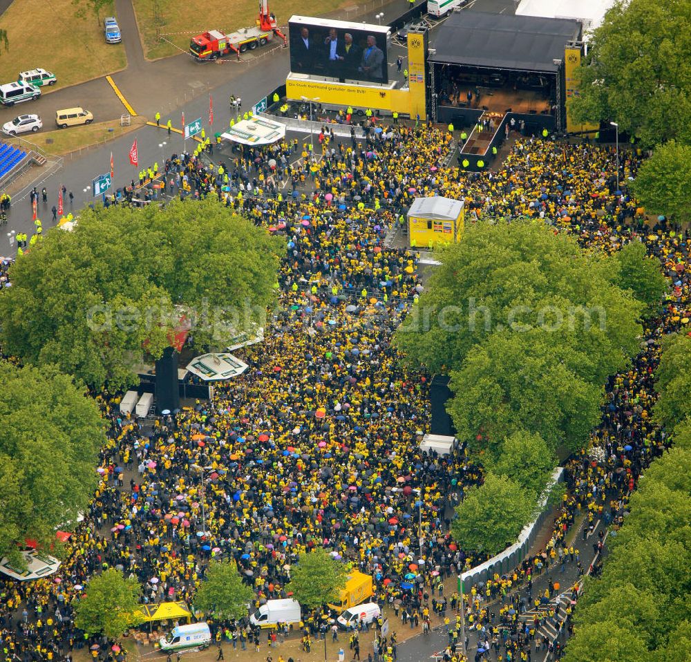 Aerial image Dortmund - Empfang / Meisterschaftsfeier für die Fußball- Mannschaft von Borussia Dortmund am Borusseum , dem Stadion Signal Iduna Park. Reception / championship celebration for the football team of Borussia Dortmund on Borusseum, the Signal Iduna Park Stadium.