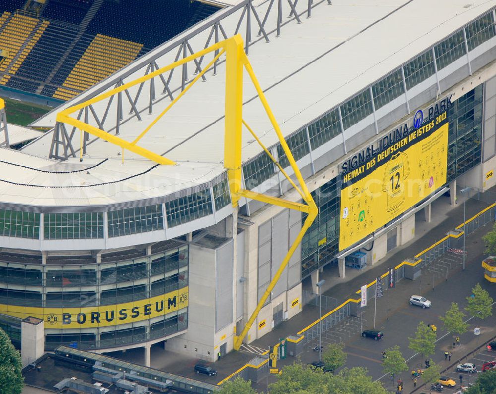 Aerial photograph Dortmund - Empfang / Meisterschaftsfeier für die Fußball- Mannschaft von Borussia Dortmund am Borusseum , dem Stadion Signal Iduna Park. Reception / championship celebration for the football team of Borussia Dortmund on Borusseum, the Signal Iduna Park Stadium.