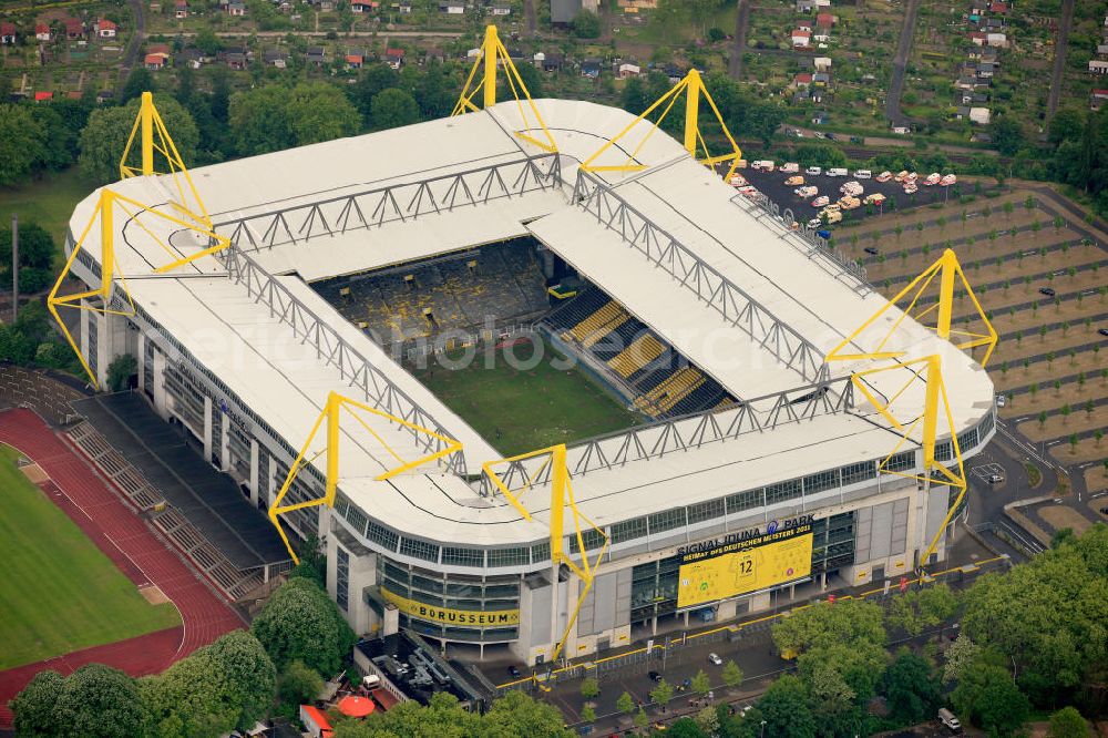 Dortmund from above - Empfang / Meisterschaftsfeier für die Fußball- Mannschaft von Borussia Dortmund am Borusseum , dem Stadion Signal Iduna Park. Reception / championship celebration for the football team of Borussia Dortmund on Borusseum, the Signal Iduna Park Stadium.