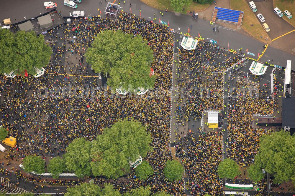 Aerial image Dortmund - Empfang / Meisterschaftsfeier für die Fußball- Mannschaft von Borussia Dortmund am Borusseum , dem Stadion Signal Iduna Park. Reception / championship celebration for the football team of Borussia Dortmund on Borusseum, the Signal Iduna Park Stadium.