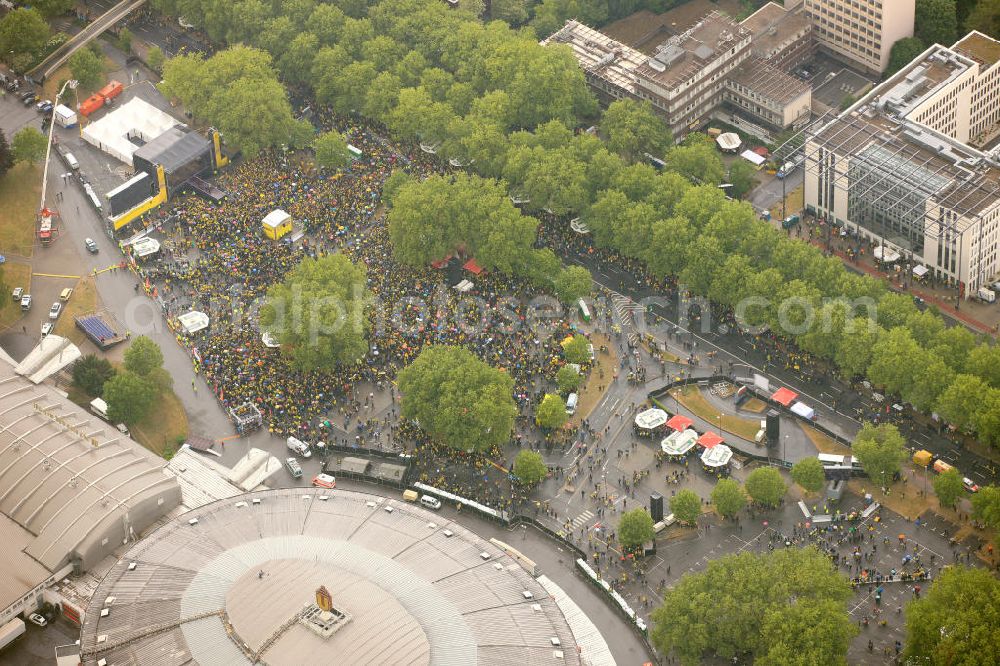 Dortmund from above - Begeisterter Empfang / Meisterschaftsfeier für die Fußball- Mannschaft von Borussia Dortmund Dortmunder an der Westfalenhalle am Westfalenstadion. Enthusiastic reception / celebration for the championship football team Borussia Dortmund.