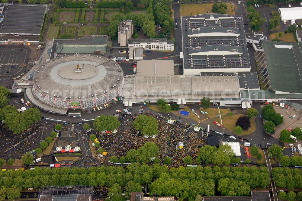 Aerial photograph Dortmund - Begeisterter Empfang / Meisterschaftsfeier für die Fußball- Mannschaft von Borussia Dortmund Dortmunder an der Westfalenhalle am Westfalenstadion. Enthusiastic reception / celebration for the championship football team Borussia Dortmund.