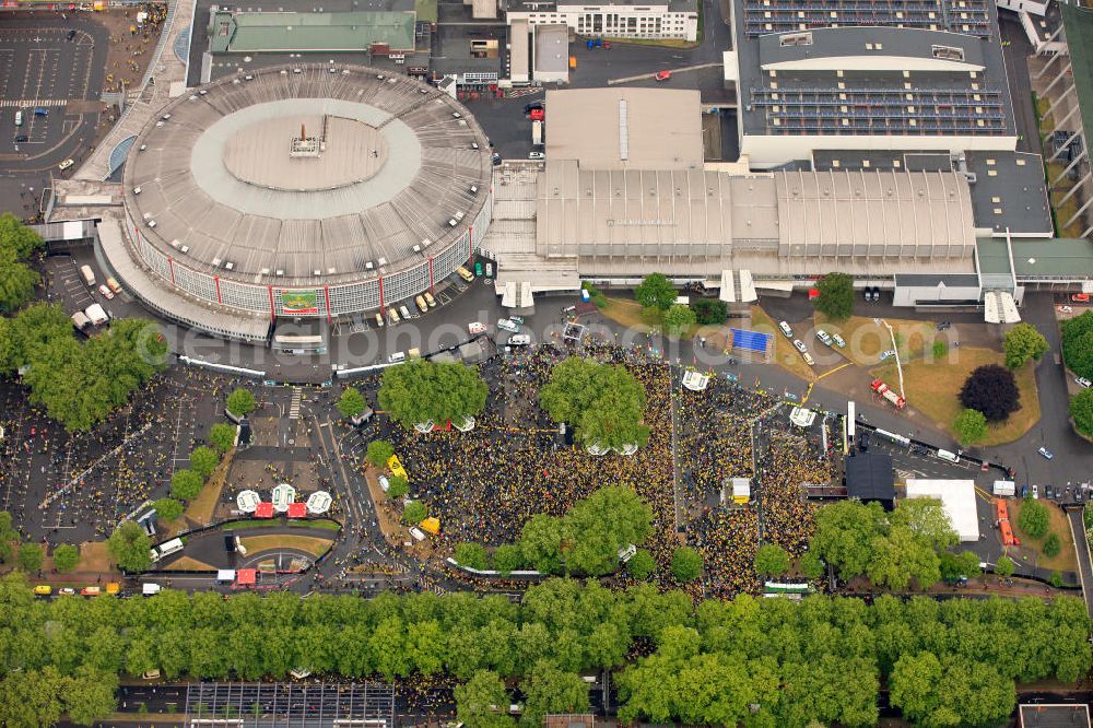 Dortmund from above - Begeisterter Empfang / Meisterschaftsfeier für die Fußball- Mannschaft von Borussia Dortmund Dortmunder an der Westfalenhalle am Westfalenstadion. Enthusiastic reception / celebration for the championship football team Borussia Dortmund.