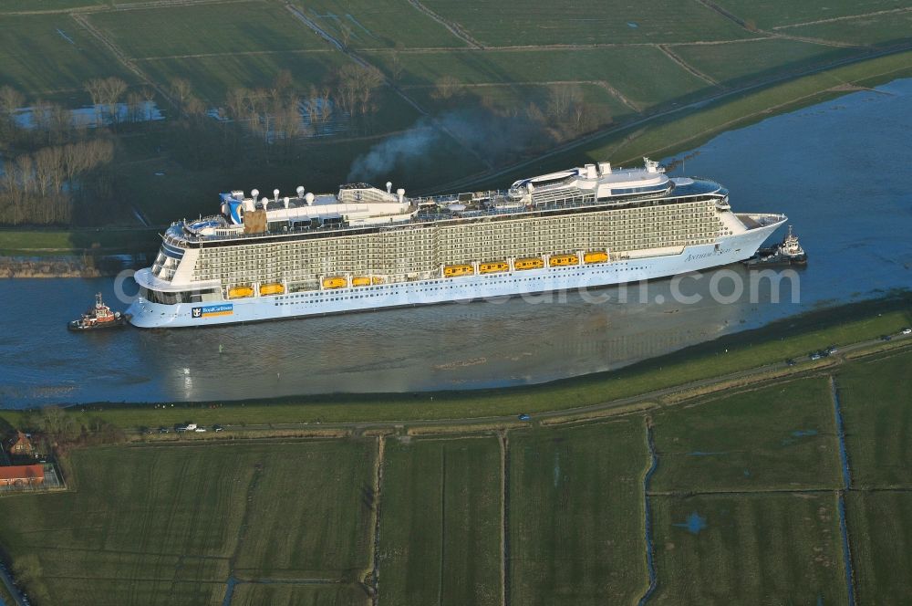 Westoverledingen from the bird's eye view: Ems transfer of the cruise ship Anthem of the Seas in Westoverledingen in Lower Saxony