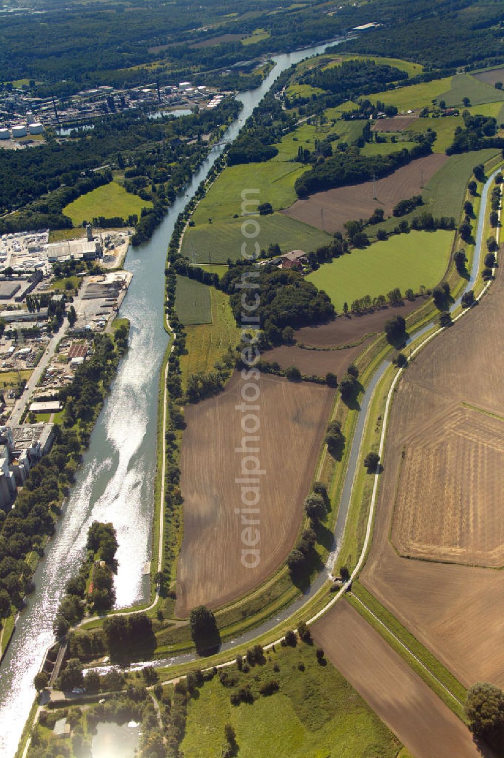 Aerial image Castrop-Rauxel - Blick auf den Emscher und den Rhein-Herne-Kanal mit Emscherumbau und Regulierung Henrichenburg.