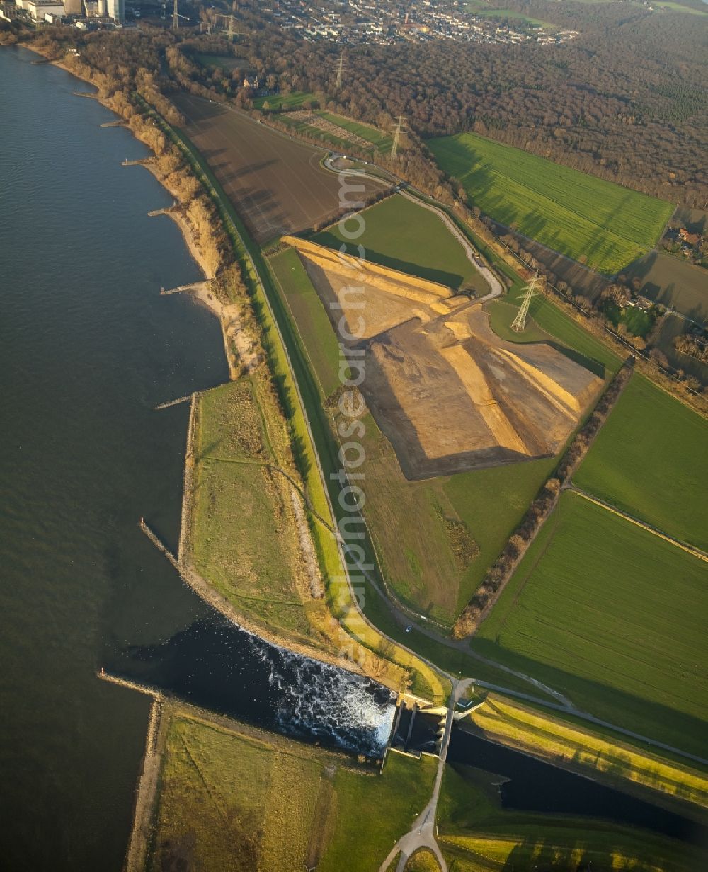 Dinslaken from the bird's eye view: Emscher flows into the Rhine near Dinslaken in North Rhine-Westphalia