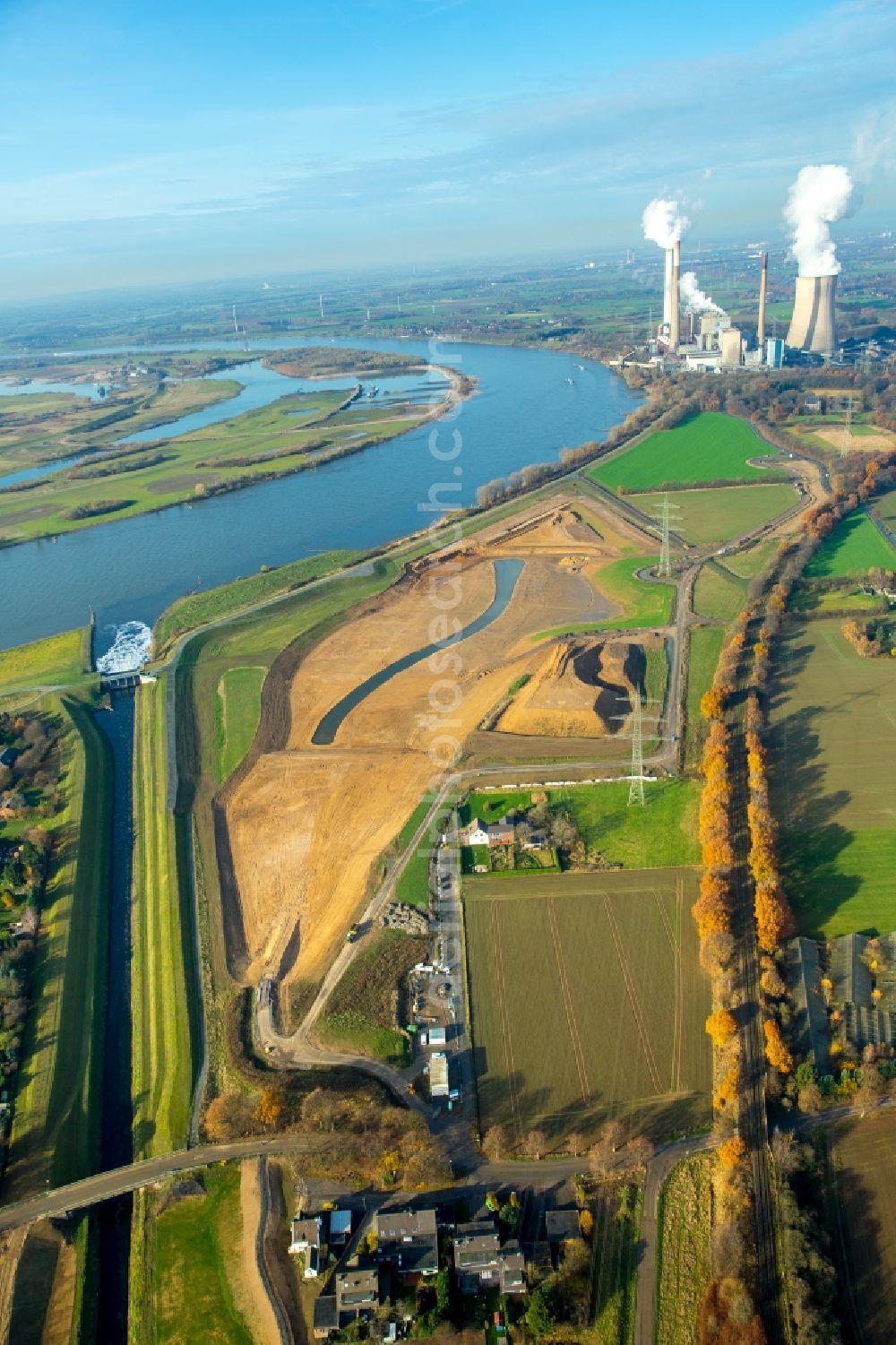 Dinslaken from the bird's eye view: Emscher flows into the Rhine near Dinslaken in North Rhine-Westphalia