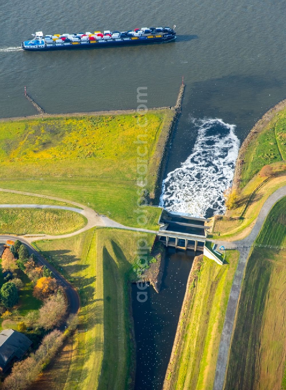 Dinslaken from the bird's eye view: Emscher flows into the Rhine near Dinslaken in North Rhine-Westphalia