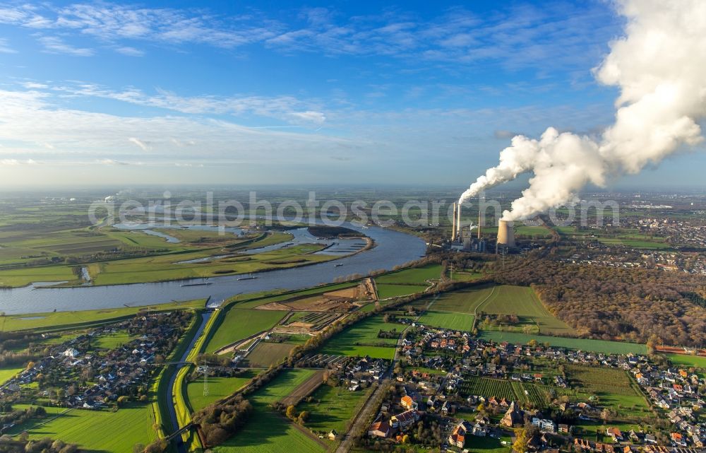 Aerial photograph Dinslaken - Emscher flows into the Rhine near Dinslaken in North Rhine-Westphalia. The background shows the Voerde power plant