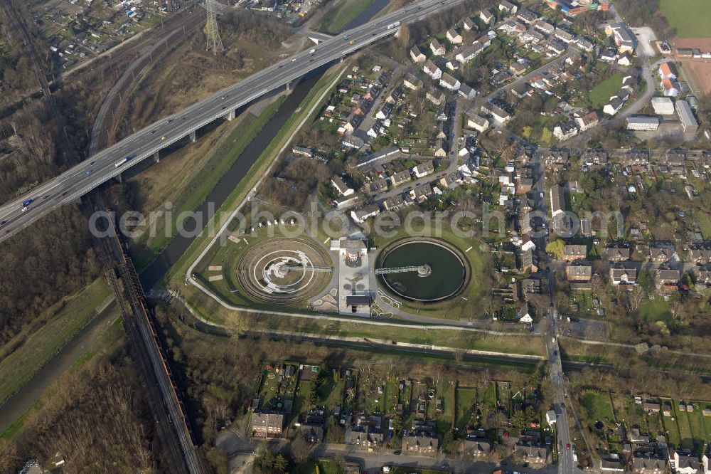 Aerial photograph Bottrop - View the former sewage treatment plant BernePark. By Emschergenossenschaft the decommissioned wastewater treatment plant was converted into a park. The two clarifiers are converted from landscape artists