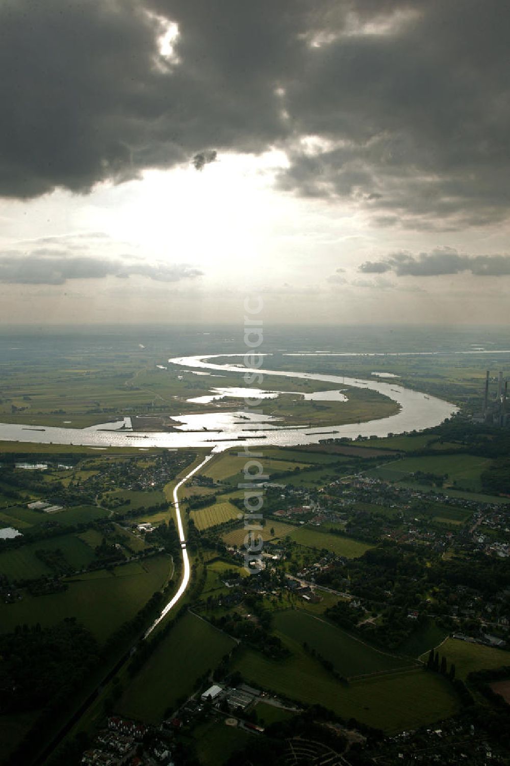 Dinslaken from the bird's eye view: Blick auf die Emscher Mündung in den Rhein bei Dinslaken in NRW.