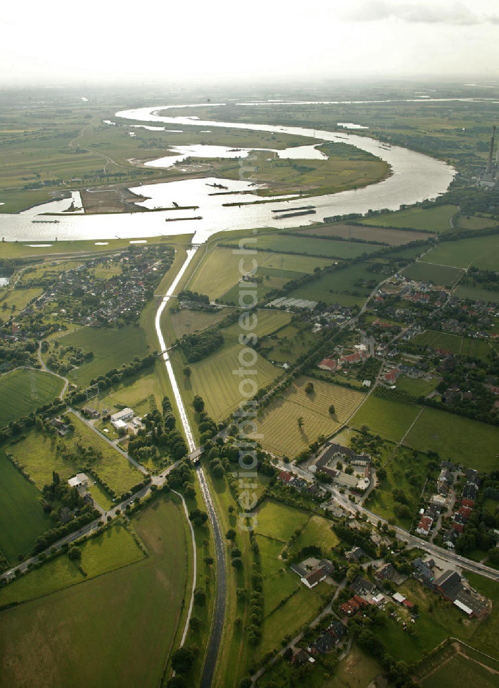 Aerial image Dinslaken - Blick auf die Emscher Mündung in den Rhein bei Dinslaken in NRW.