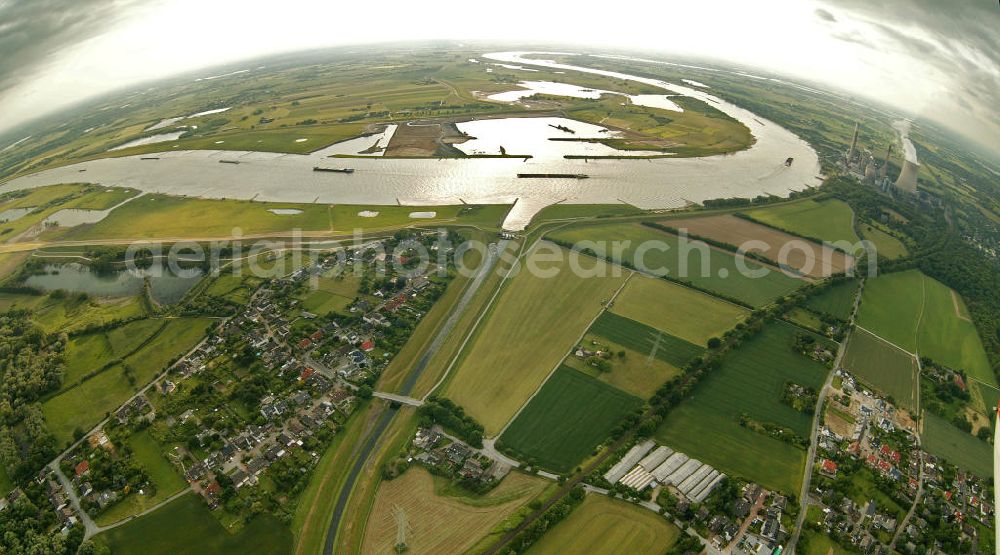 Aerial photograph Dinslaken - Blick auf die Emscher Mündung in den Rhein bei Dinslaken in NRW.