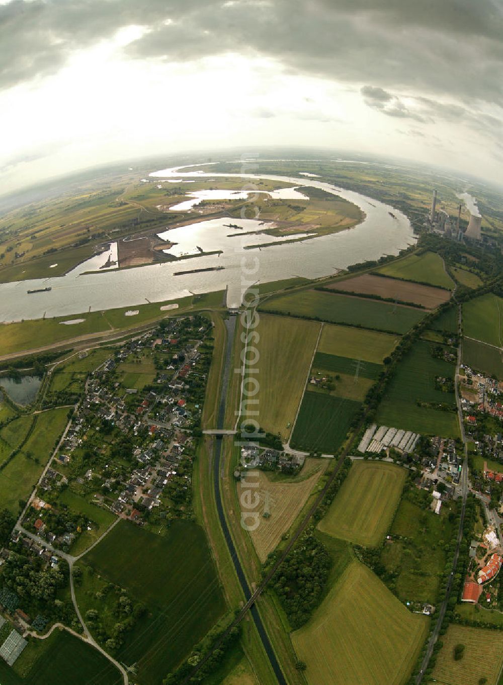 Dinslaken from above - Blick auf die Emscher Mündung in den Rhein bei Dinslaken in NRW.