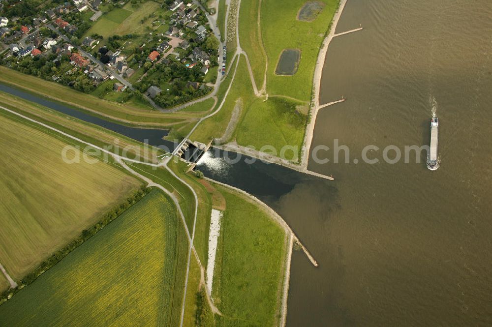 Dinslaken from the bird's eye view: Blick auf die Emscher Mündung in den Rhein bei Dinslaken in NRW.