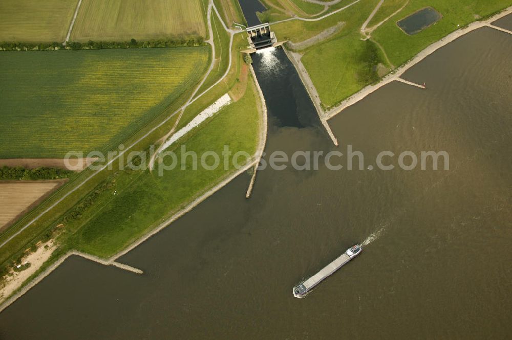 Aerial image Dinslaken - Blick auf die Emscher Mündung in den Rhein bei Dinslaken in NRW.