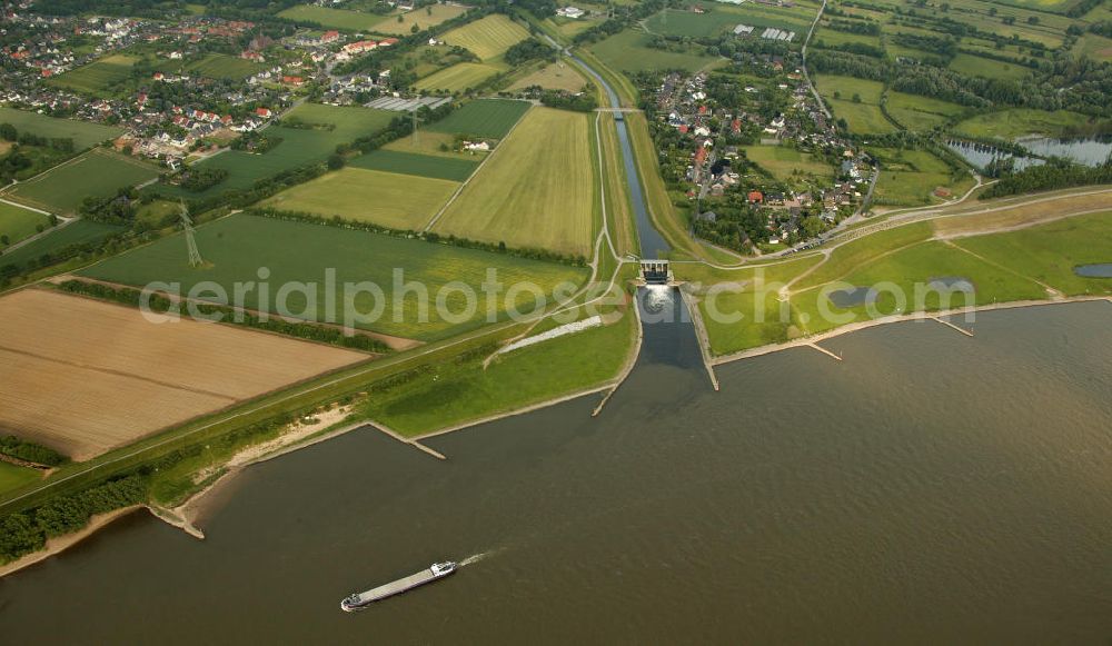 Aerial photograph Dinslaken - Blick auf die Emscher Mündung in den Rhein bei Dinslaken in NRW.