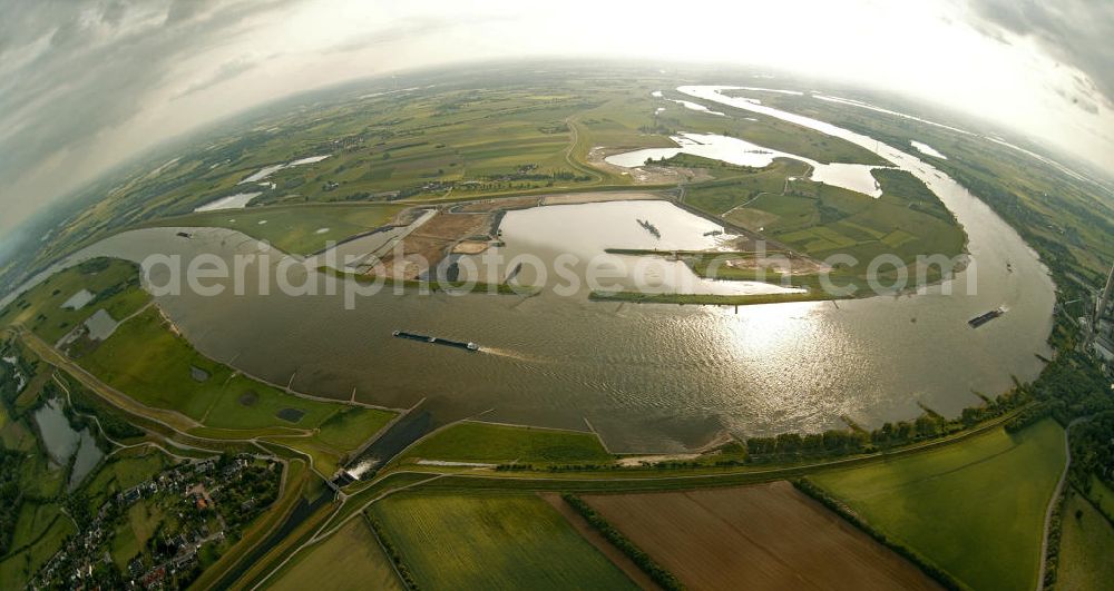 Dinslaken from the bird's eye view: Blick auf die Emscher Mündung in den Rhein bei Dinslaken in NRW.