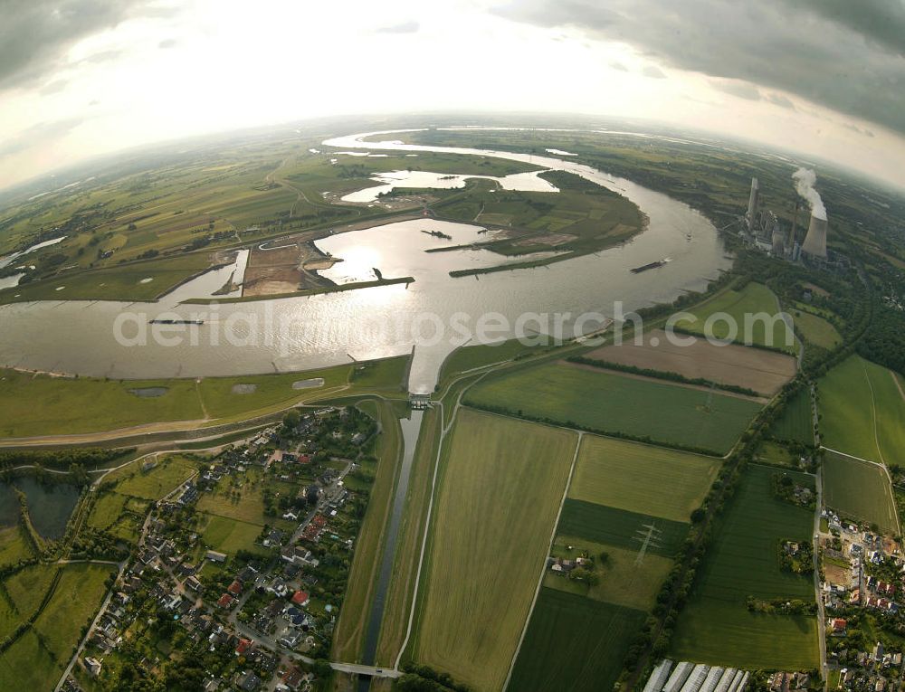 Aerial image Dinslaken - Blick auf die Emscher Mündung in den Rhein bei Dinslaken in NRW.