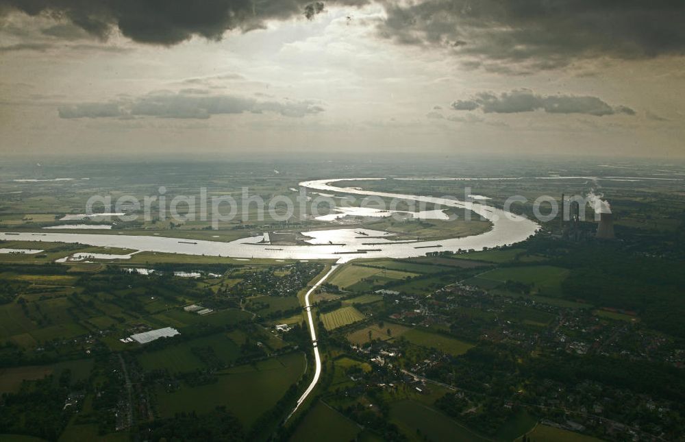 Aerial photograph Dinslaken - Blick auf die Emscher Mündung in den Rhein bei Dinslaken in NRW.